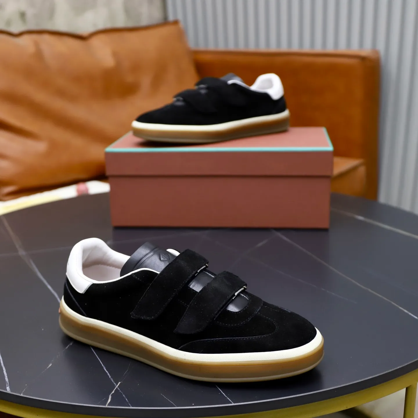 Ex-factory price: 560💰Loro Riana men’s moral training sneakers! Made from high-quality materials and designed in a low-cut silhouette, it offers an elegant and stylish look that's suitable for year-round wear. The unique double-layer sole aesthetic design, caramel cup-shaped outsole is decorated with off-white rubber trim, creating an attractive color combination. Pair with tailored pieces or jeans for a sophisticated yet casual look. The heel is decorated with soft cow leather tongue with Kummel color inserts and cotton laces with embossed LP logo. Upper: cow split suede stitching knitted fabric. Lining: original thickened soft sheepskin. Size: 38-39-40-41-42-43-44 (customized in 45.46)